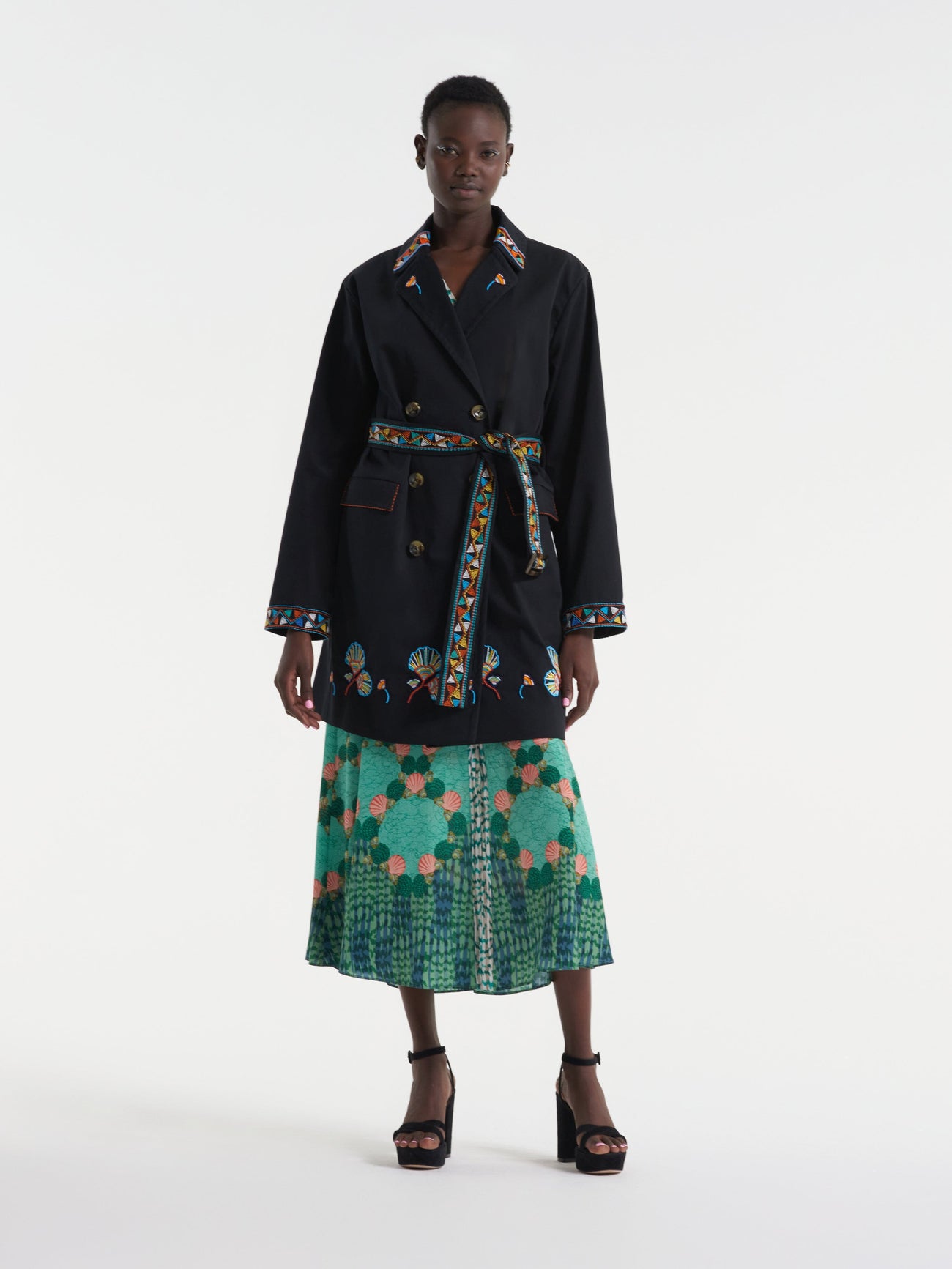Load image into Gallery viewer, Summer Short Trench Black with Shell Embroidery