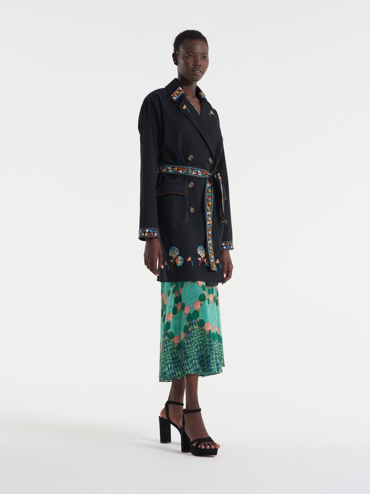 Load image into Gallery viewer, Short Trench Black with Shell Embroidery