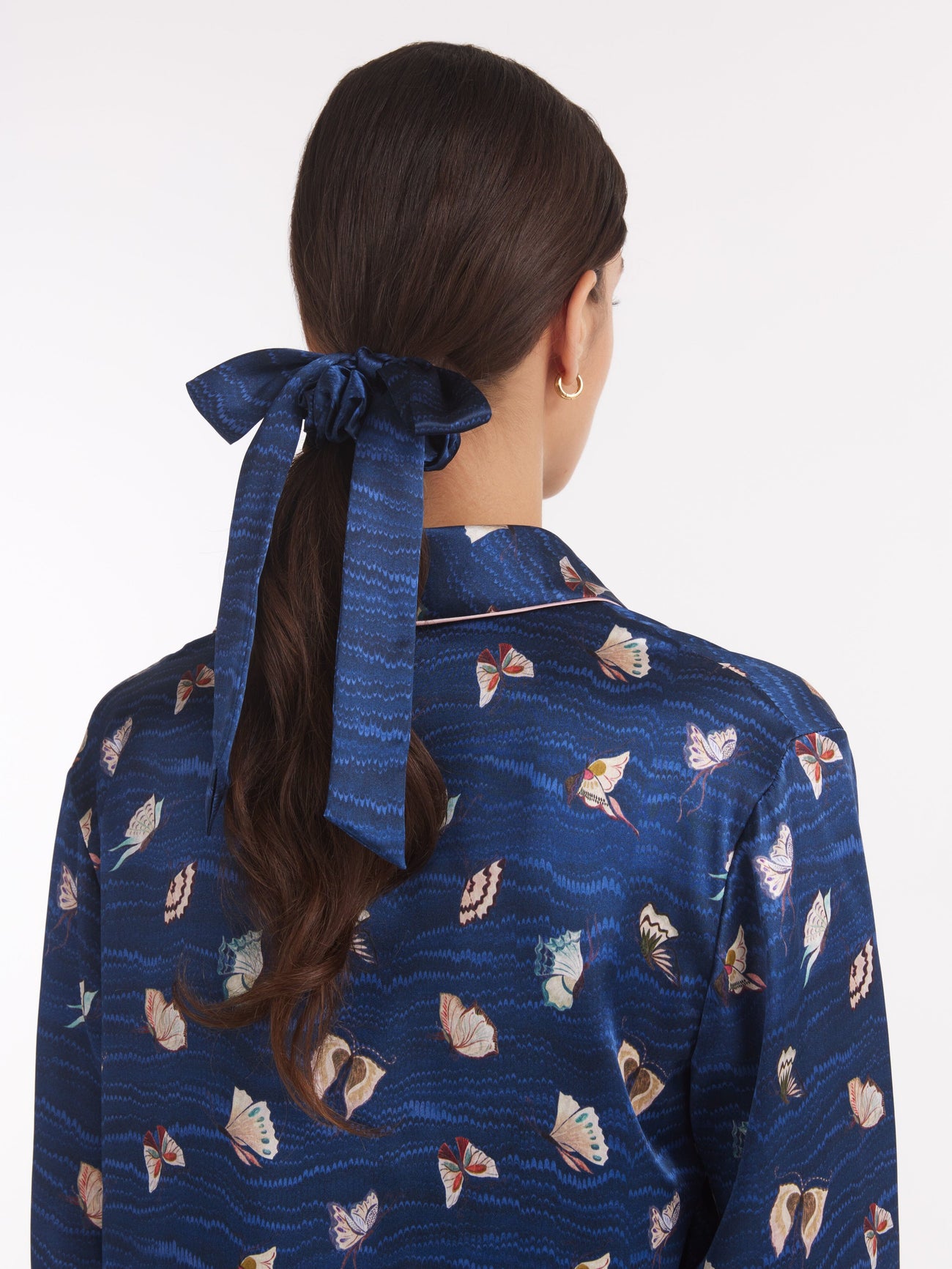 Load image into Gallery viewer, Bow Scrunchie in Navy Marbling