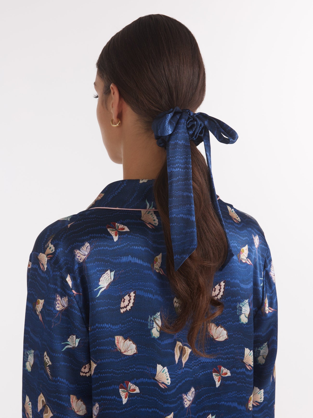 Load image into Gallery viewer, Bow Scrunchie in Navy Marbling