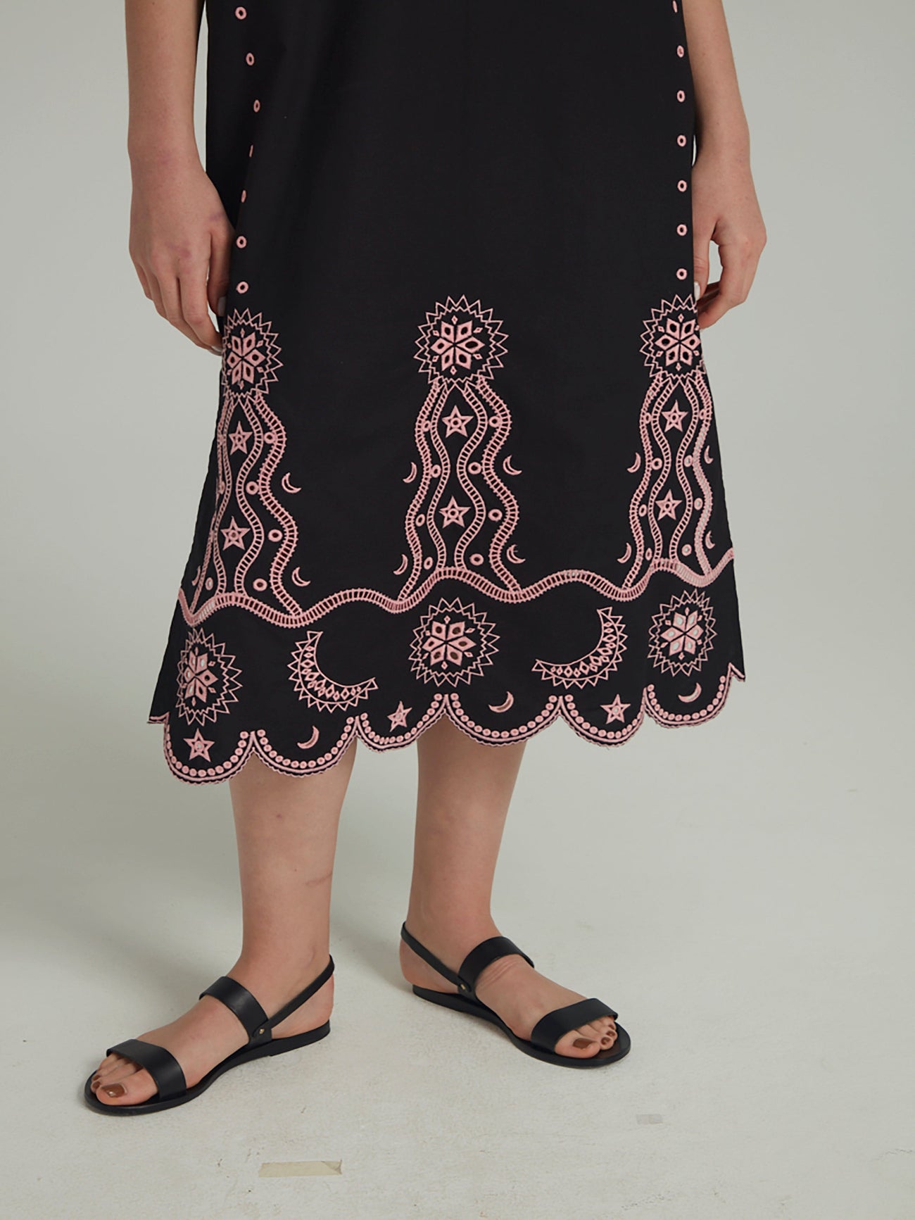 Load image into Gallery viewer, Venyx Dree Cotton Broderie-Anglaise Dress in Black