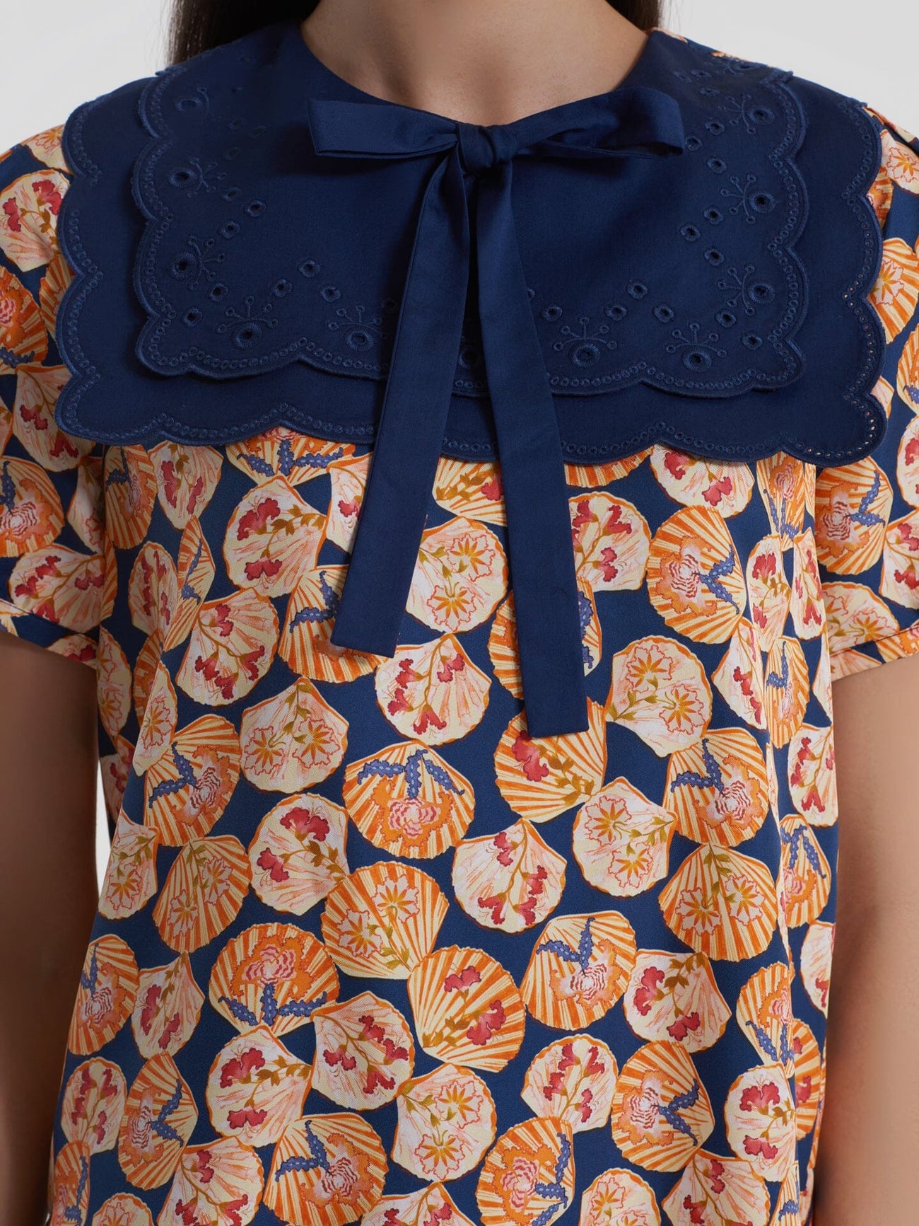 Load image into Gallery viewer, Marlowe B Top in Navy Scallop